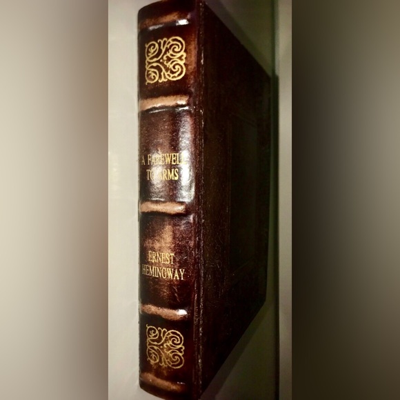 Vintage ERNEST HEMINGWAY A Farewell to Arms Hollow Velvet Lined Faux Book - Picture 3 of 10